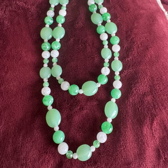 Elegant Green & White Beaded Necklace - Picture 1 of 3